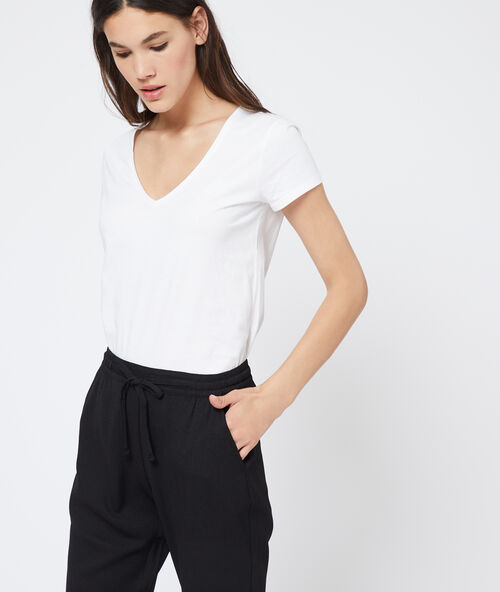 Camiseta cuello en v de algodón blanco.