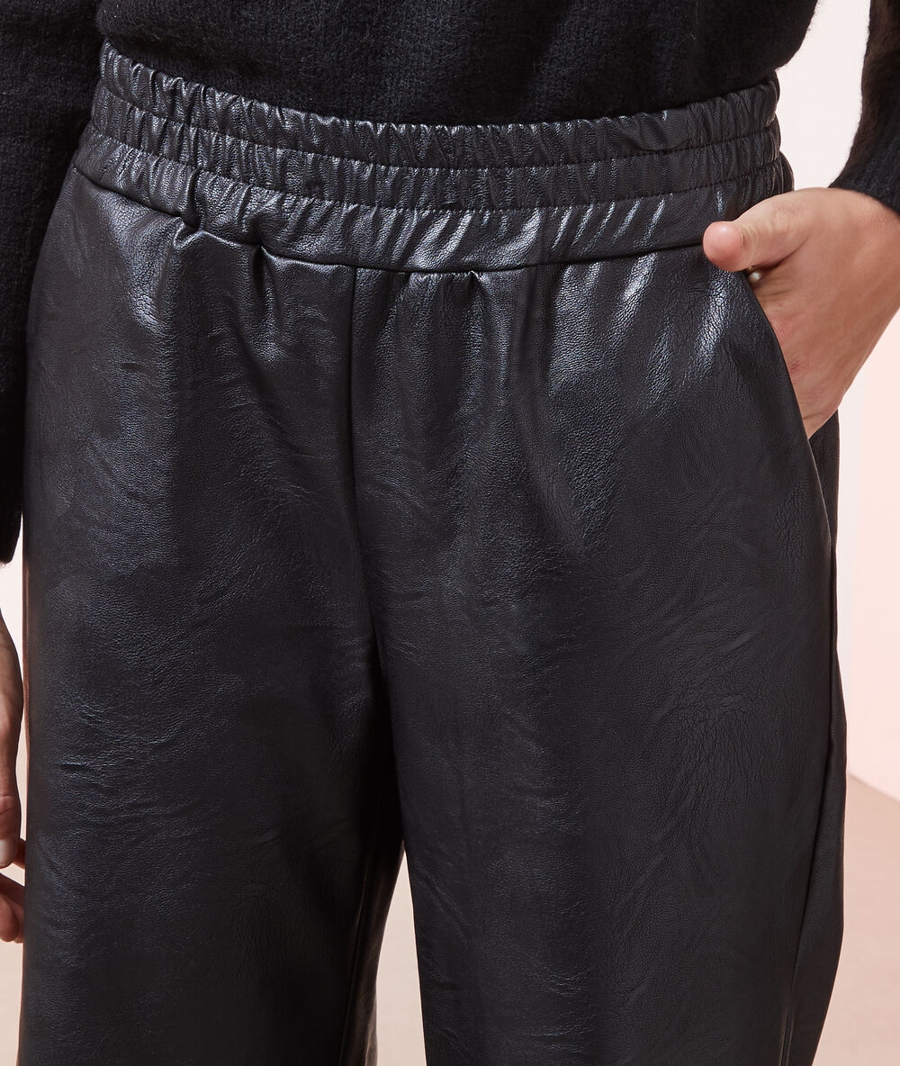 Pantalón 7/8, efecto piel negro.