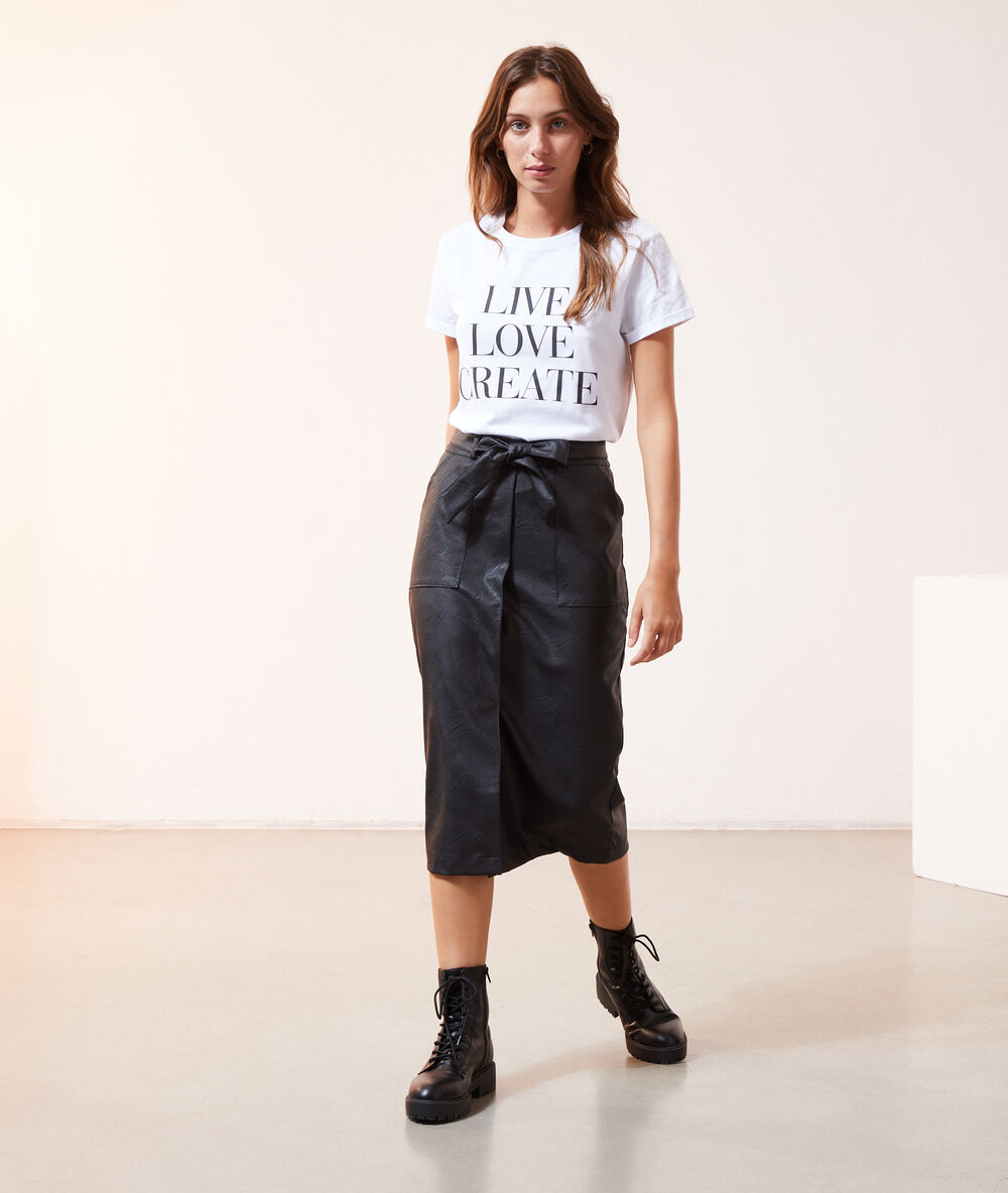 Falda midi efecto piel negro.