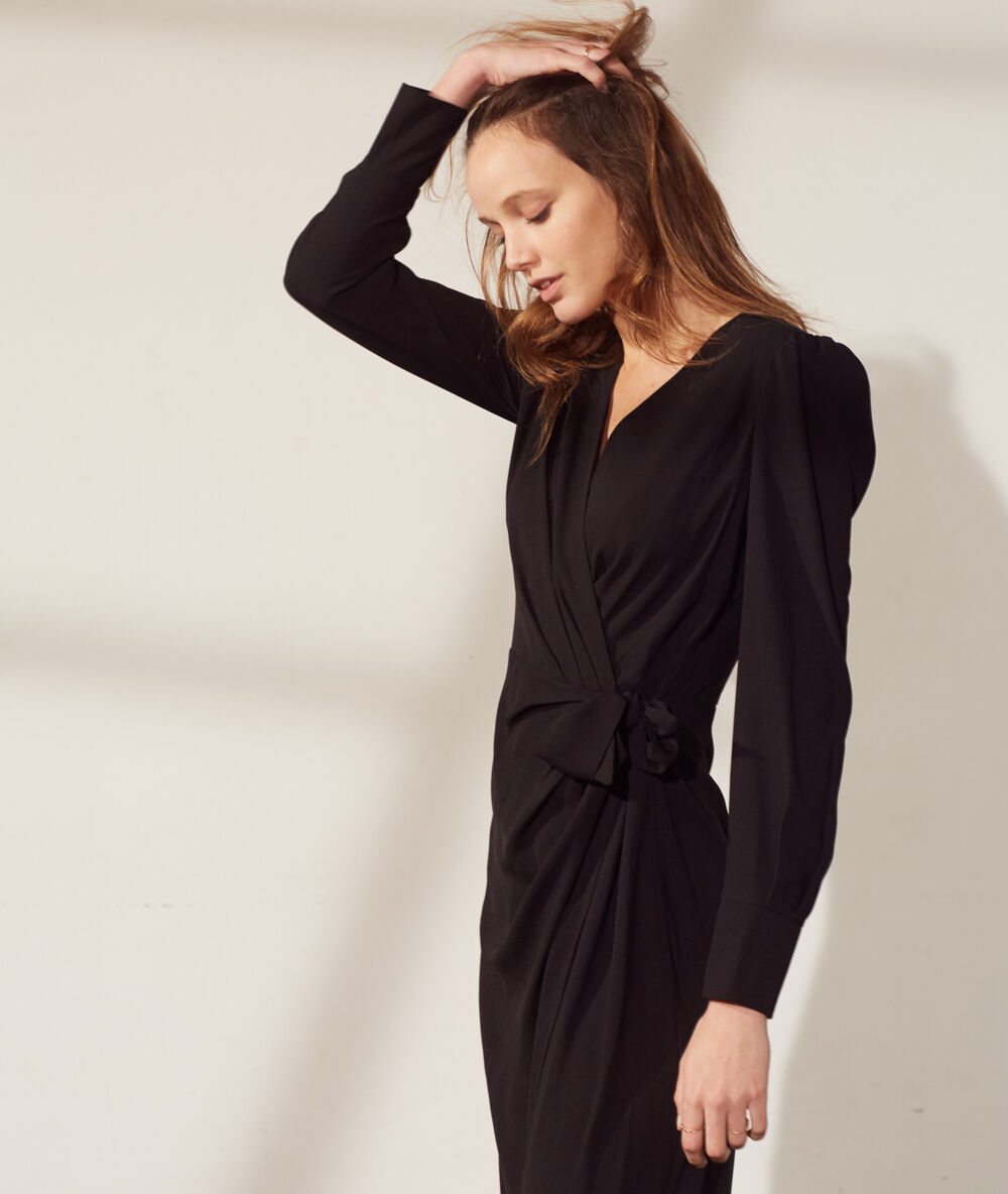 Vestido midi escote cruzado negro.