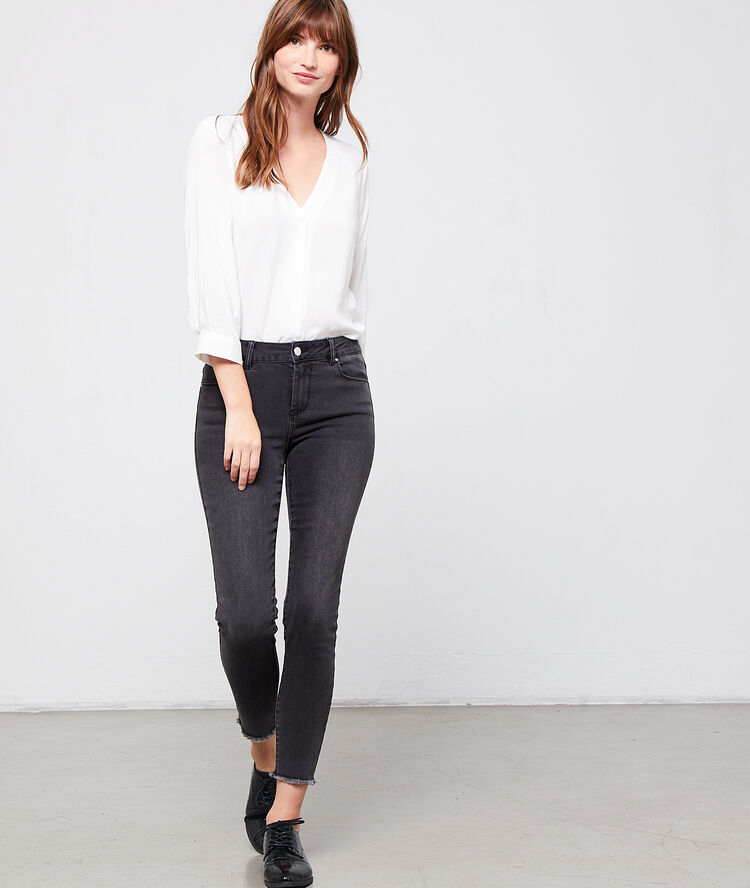 Blusa cuello en v abotonado blanco.