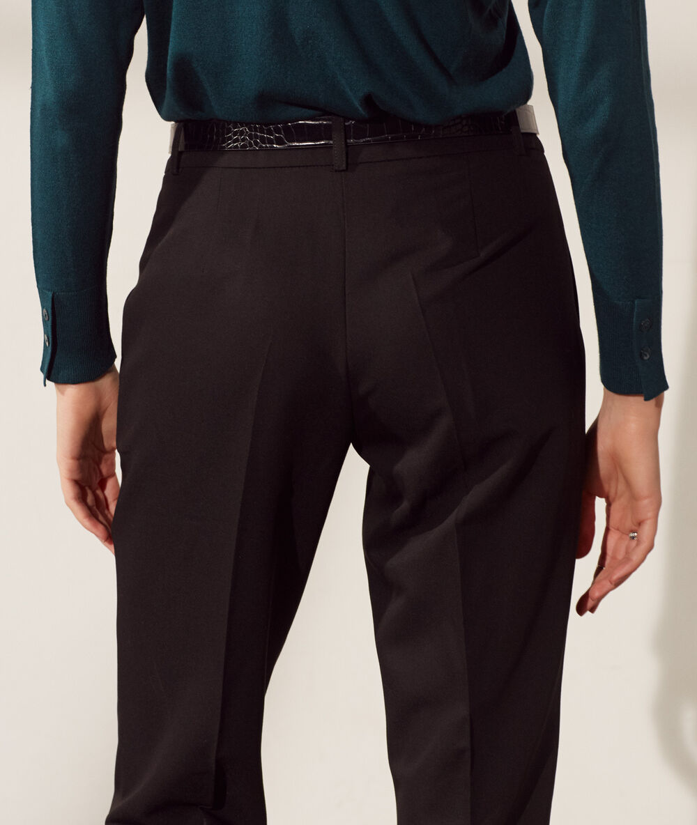 Pantalón acampanado negro.