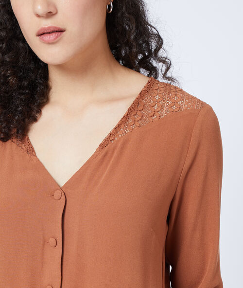 Blusa abotonada de guipur sabana.