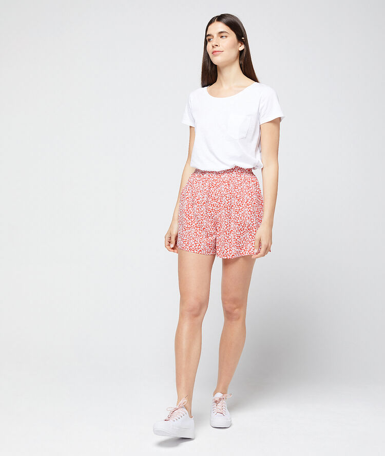 Pantalón corto estampado floral carmín.
