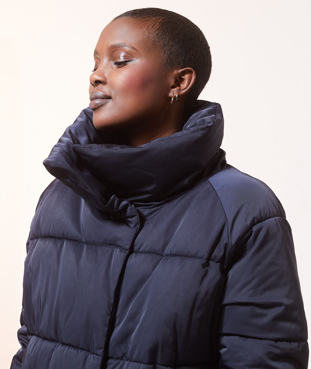 Anorak acolchado azul marino.