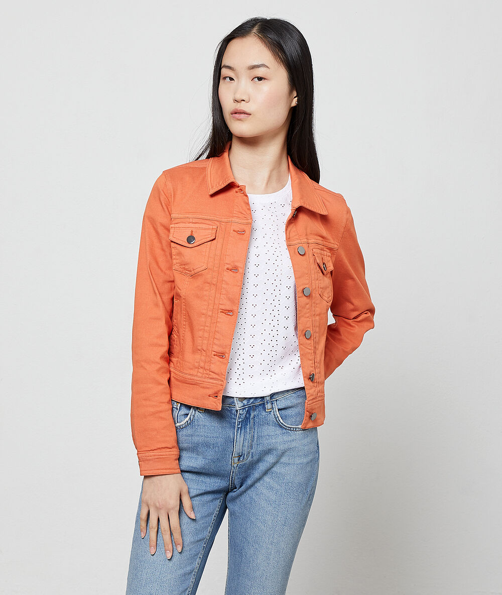 Chaqueta vaquera tomate.