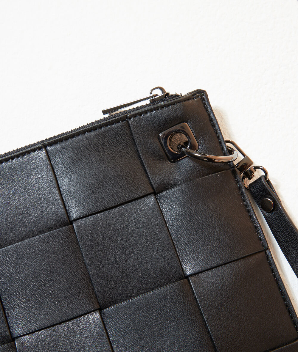 Bolso tipo cartera trenzado negro.