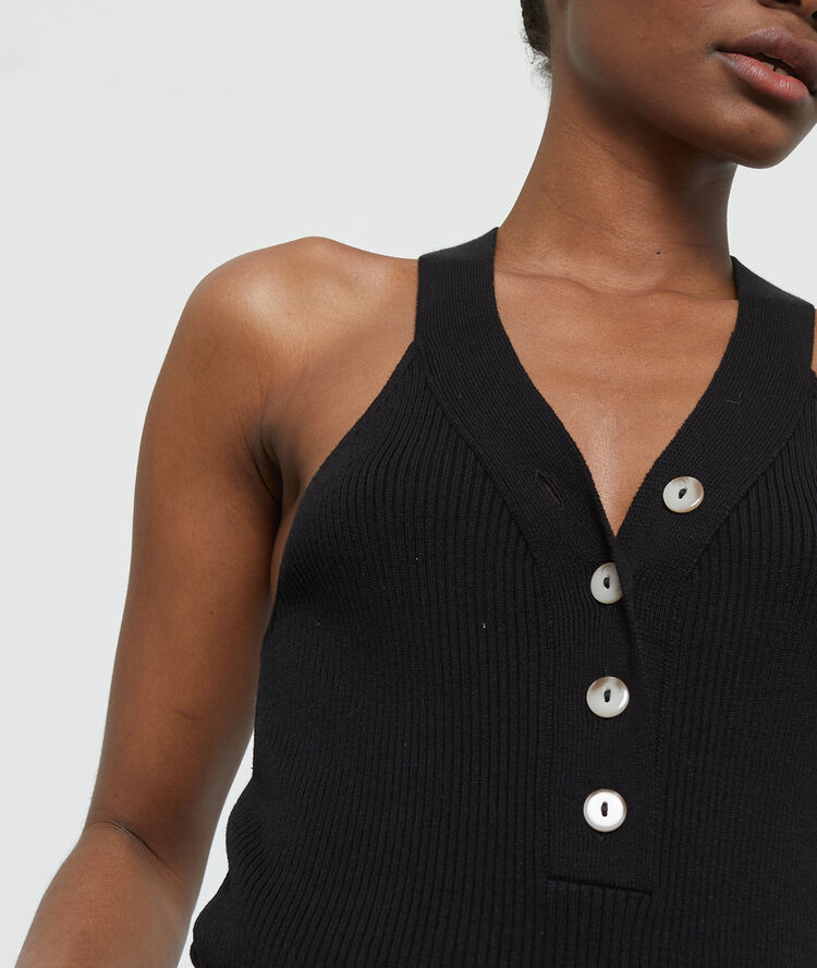 Camiseta escotada cuello en v negro.