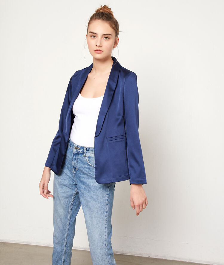 Blazer con detalles satinados azul marino.