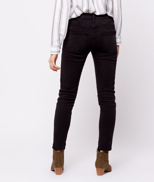 Pantalón estrecho detalle tachuelas Pantalón estrecho detalle tachuelas