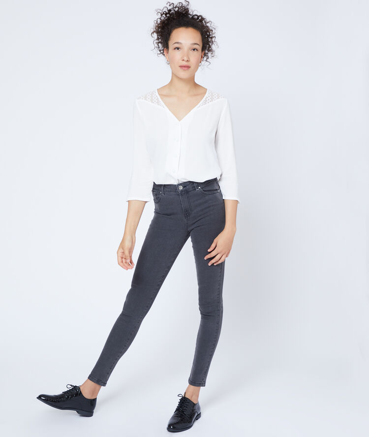 Blusa abotonada de guipur crudo.