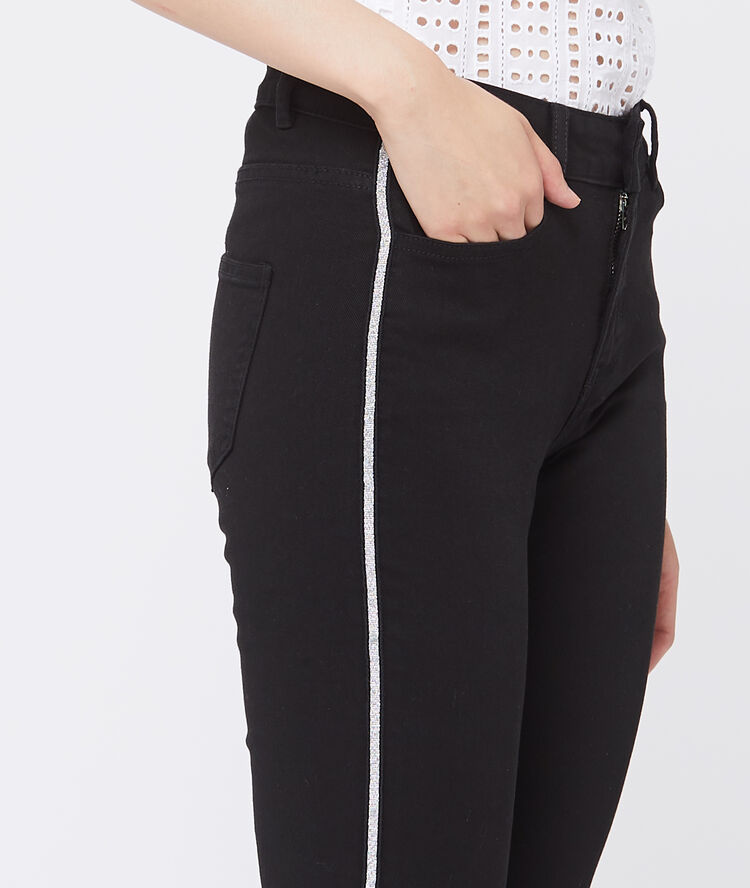 Pantalón ajustado con franjas laterales negro.