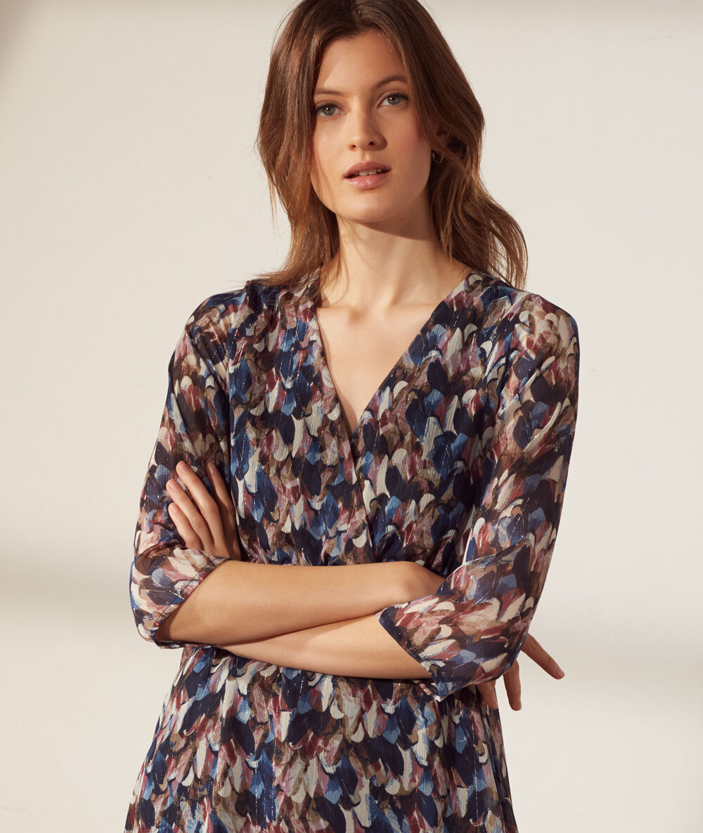 Robe longue fluide smockée imprimé fleuri bleu marine.