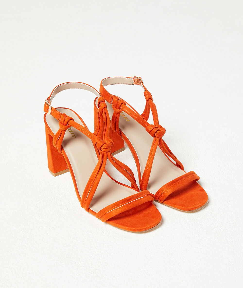 Sandalias tacón grueso naranja.