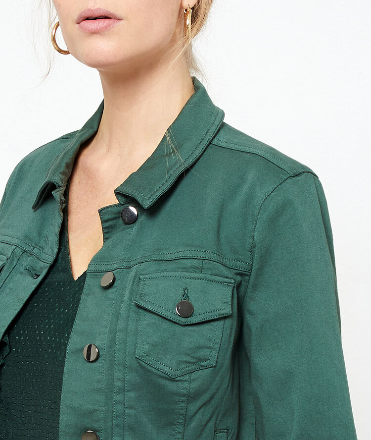 Chaqueta vaquera verde.