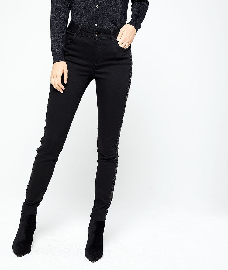 Pantalón ajustado con bordes metalizados negro.