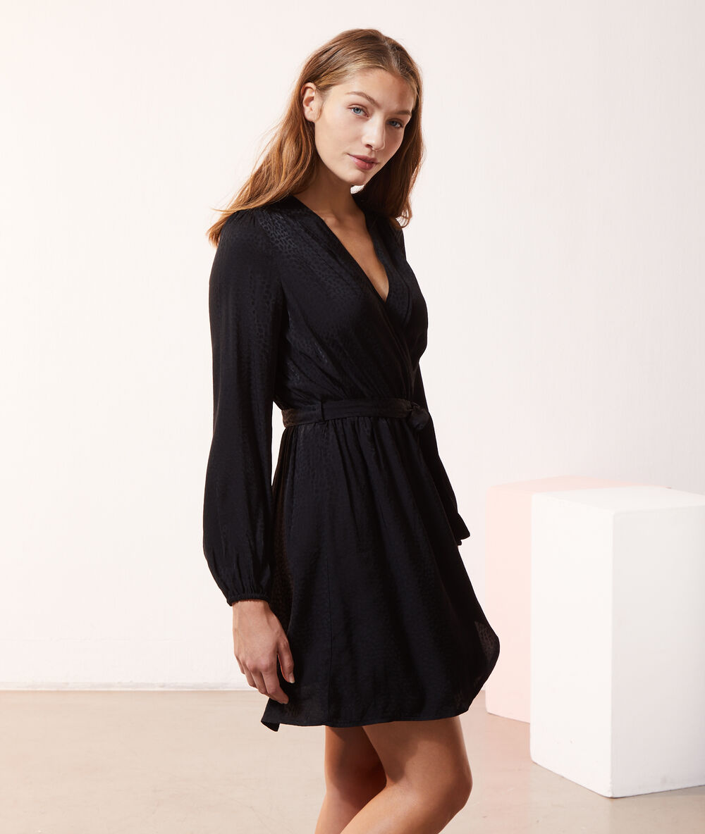 Vestido escote cruzado con cinturón negro.
