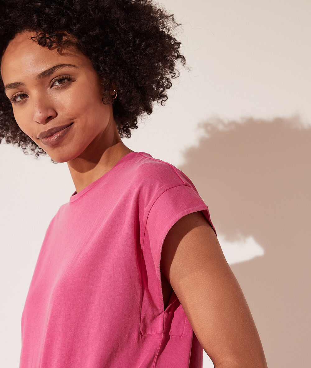 Camiseta cuello redondo rosa.