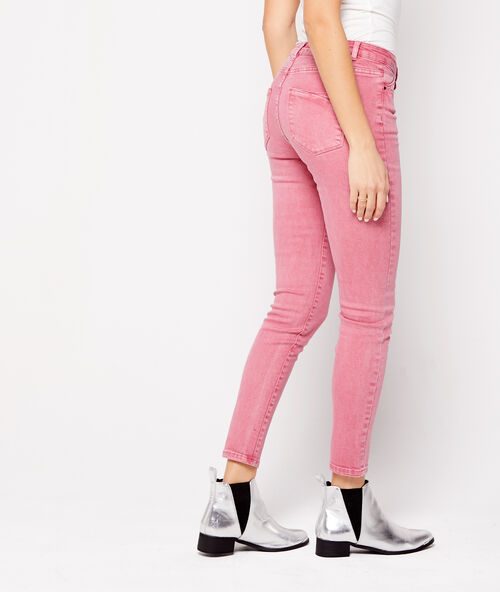 Pantalón vaquero estrecho liso rosa.