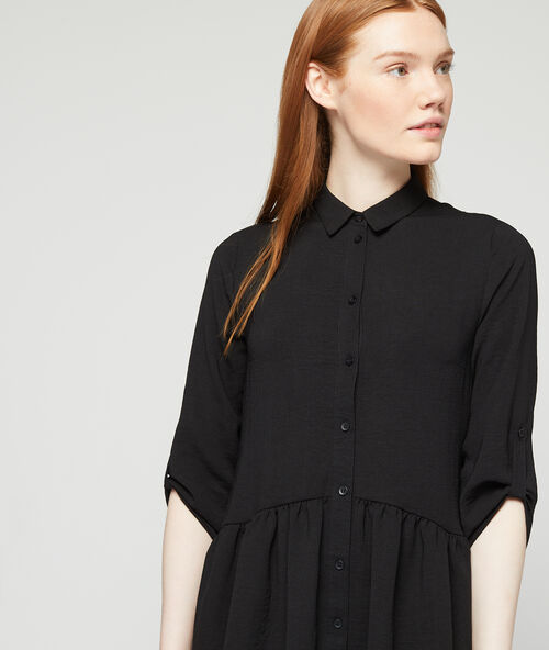 Vestido camisero holgado negro.