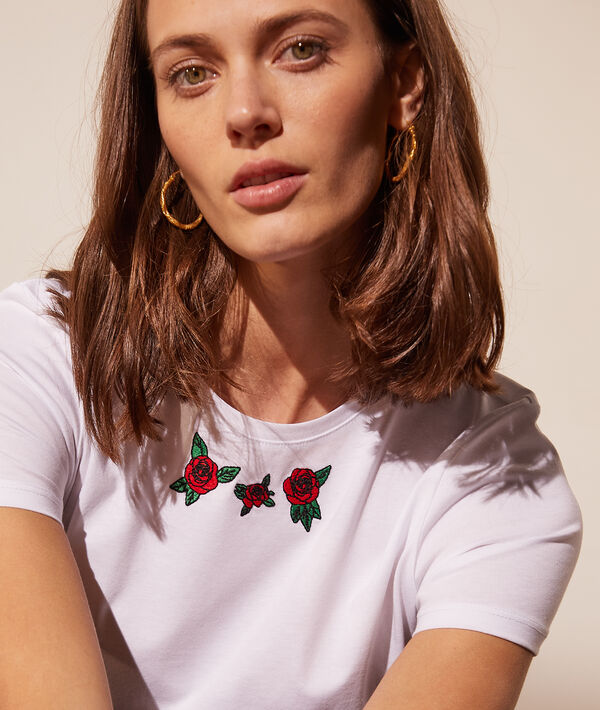 Camiseta con rosas bordadas Camiseta con rosas bordadas