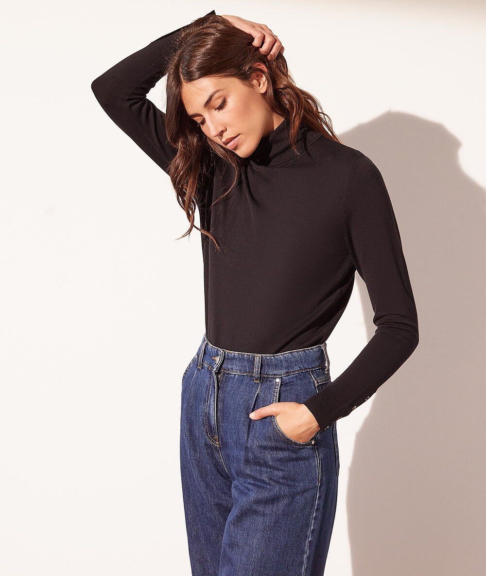 Jersey cuello alto negro.