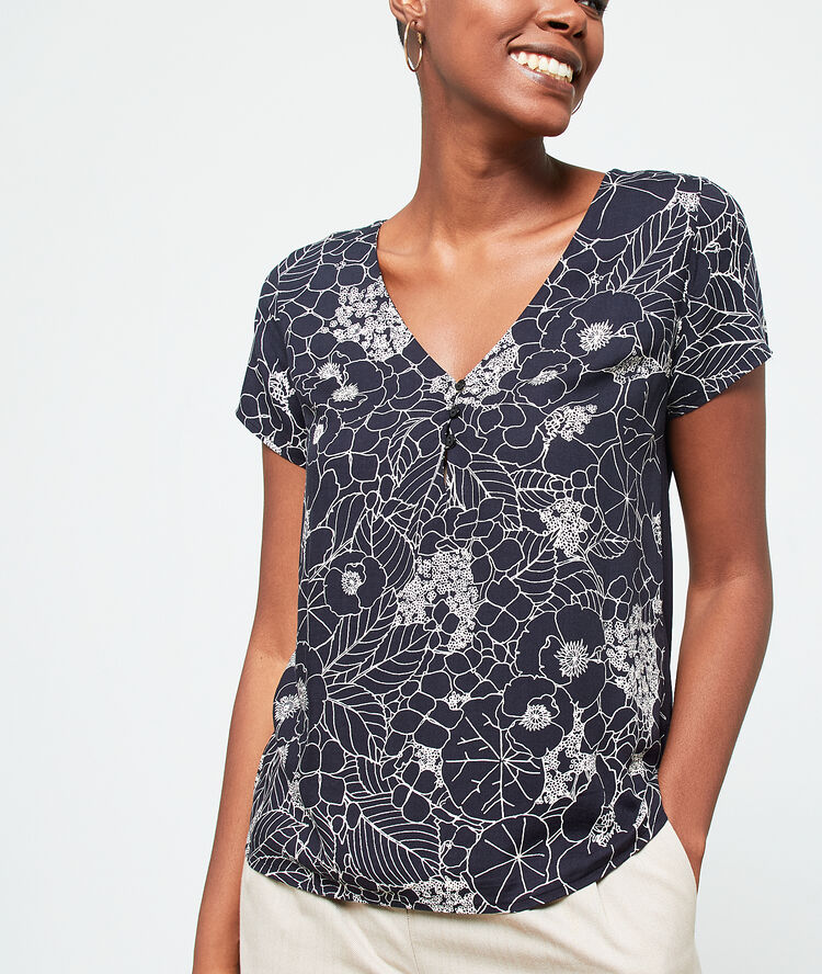 Camiseta estampado floral negro.
