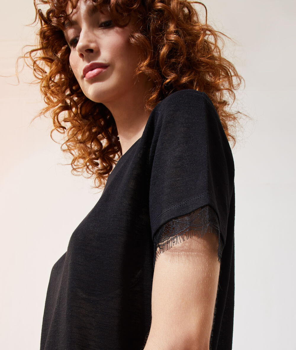 Camiseta con motivos de encaje negro.