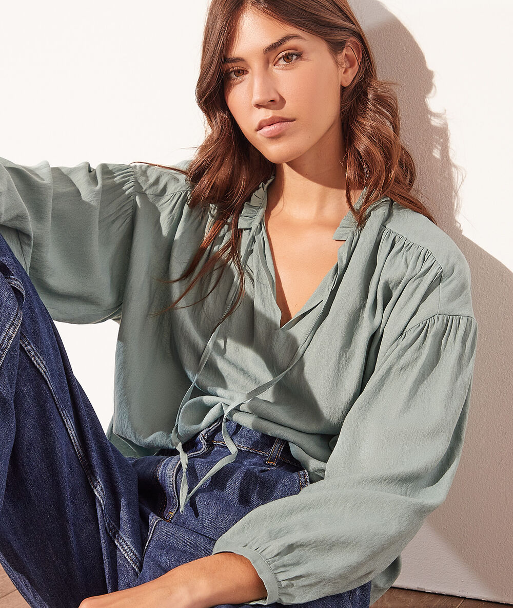 Blusa cuello anudado verdigrís.