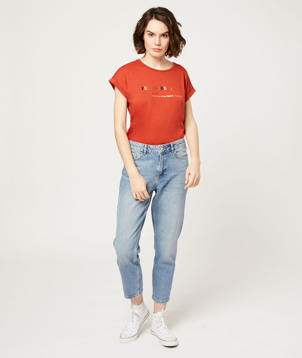 Camiseta 'feel free' rojo teja.