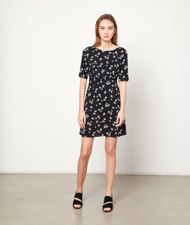 Vestido corto estampado floral negro.