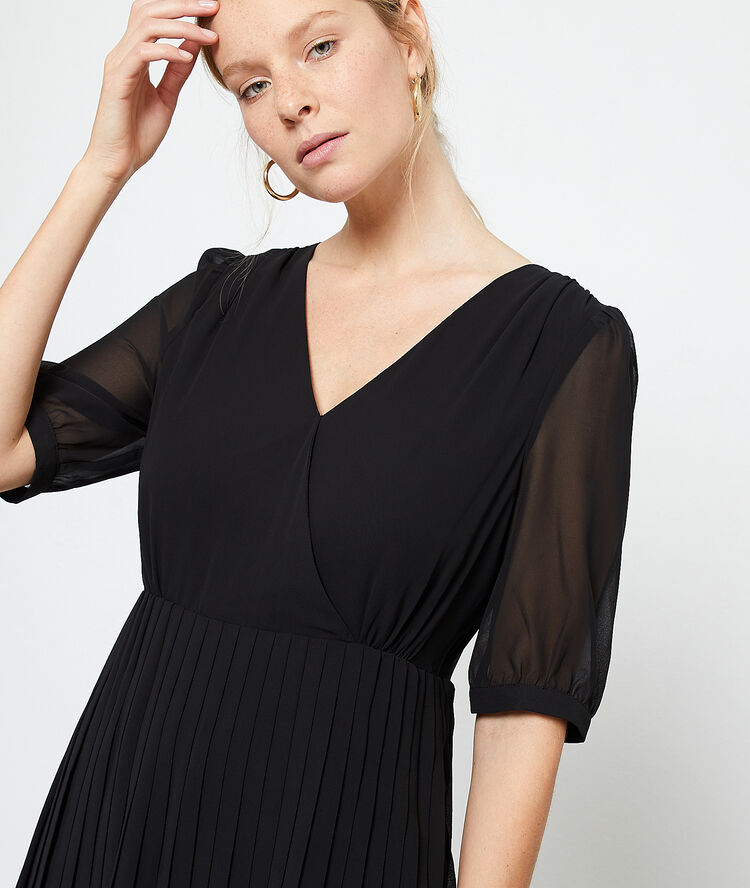 Vestido plisado negro.