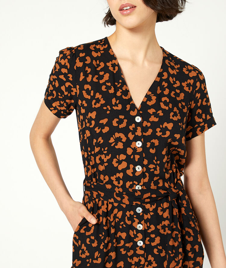 Mono estampado floral negro.
