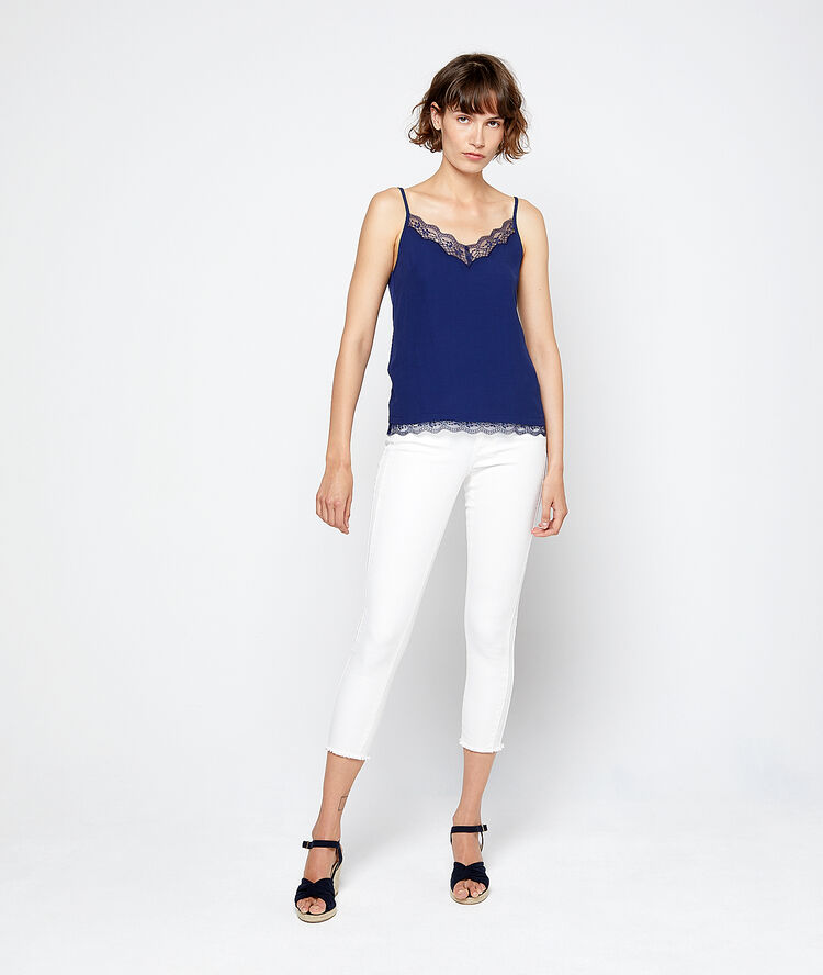 Camisola escotada con encaje azul marino.