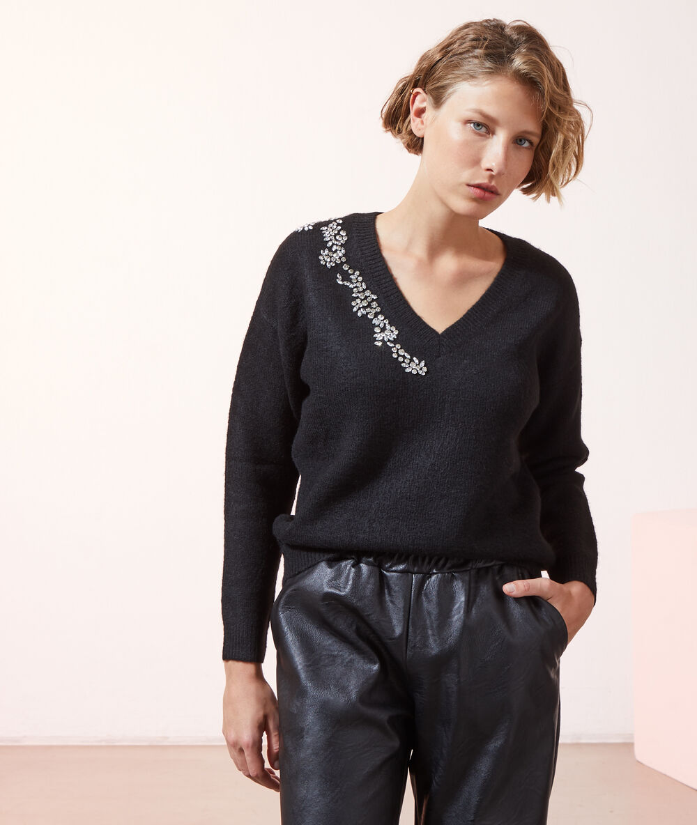 Pull en maille à strass noir.