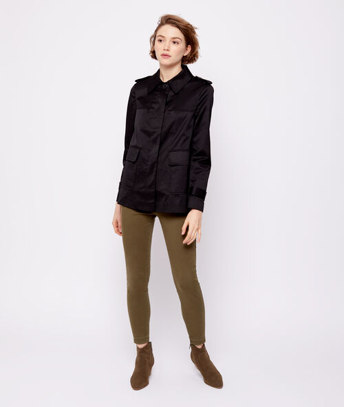 Chaqueta corta con botones negro.
