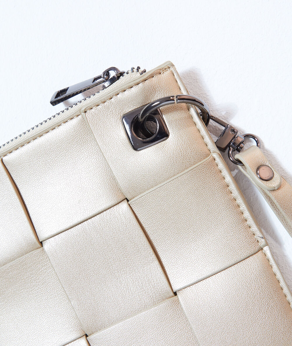 Bolso tipo cartera trenzado oro.
