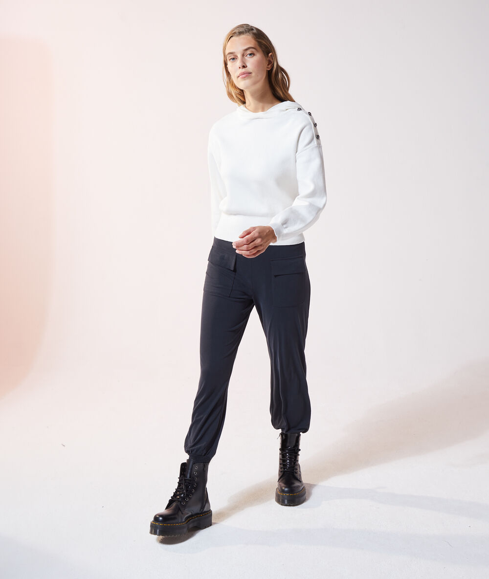 Pantalón jogging negro.