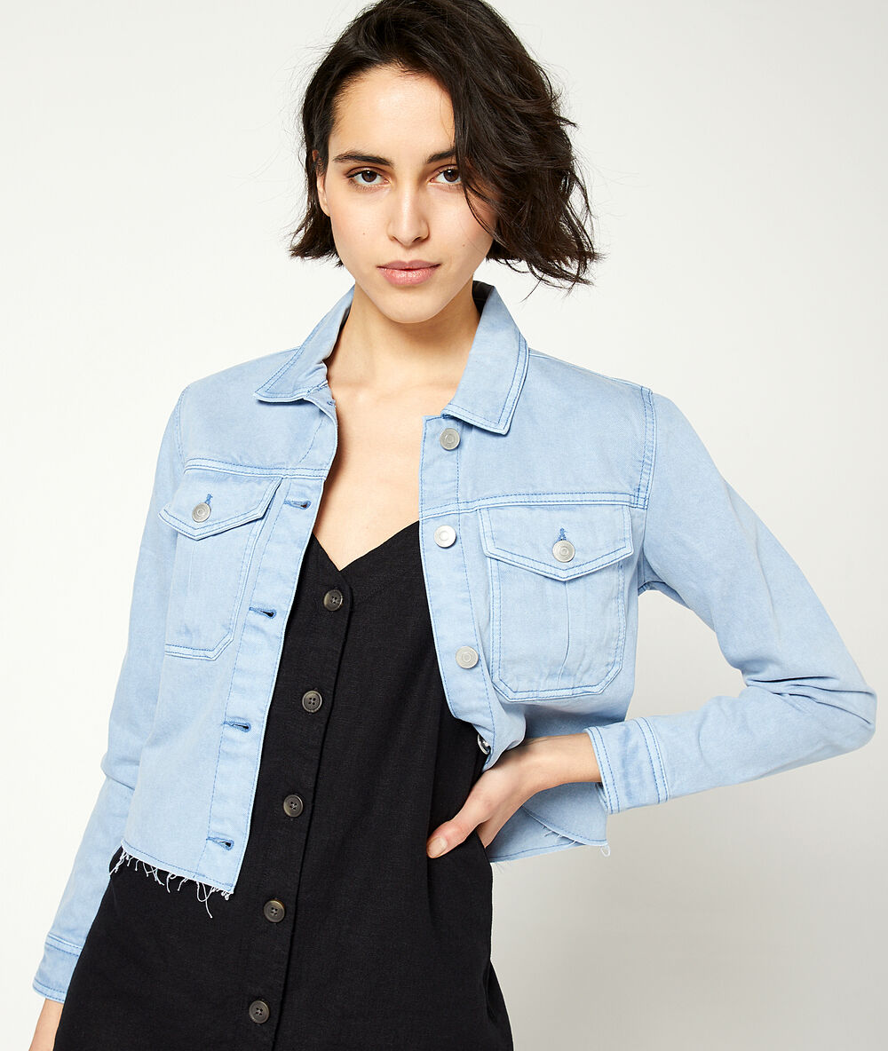 Chaqueta vaquera azul.