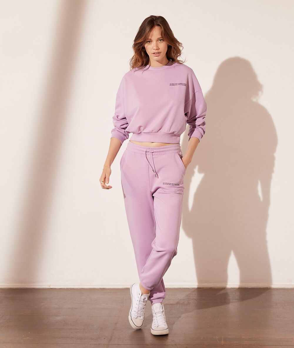 Pantalón jogger lila.
