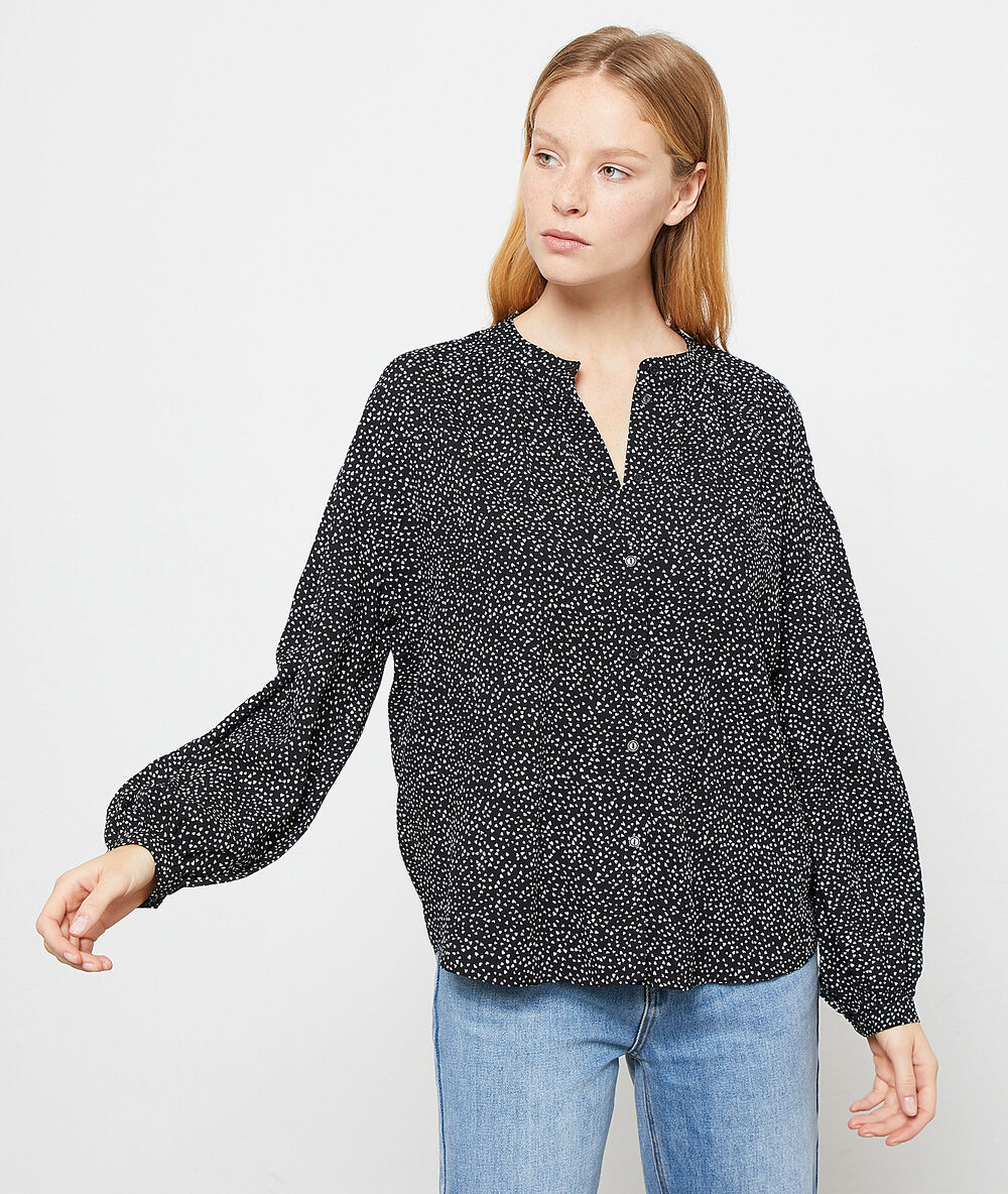 Blusa con estampado de corazones negro.