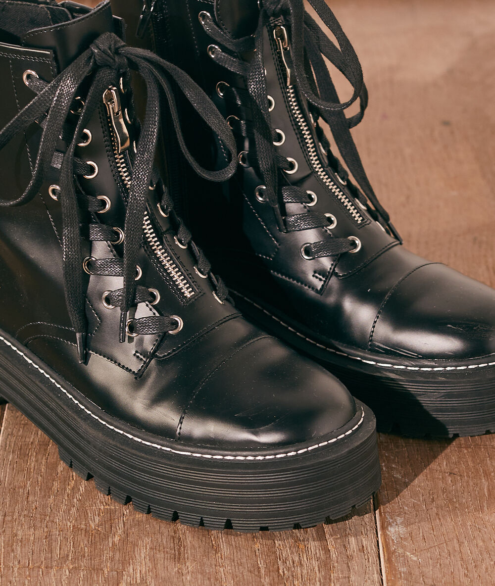 Botines estilo militar negro.
