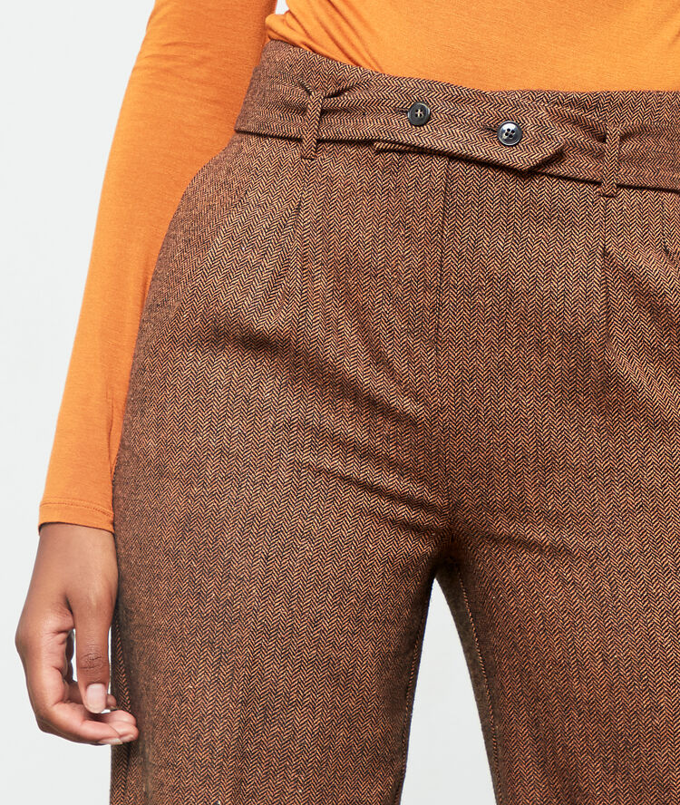 Pantalón largo con cinturón chocolate.