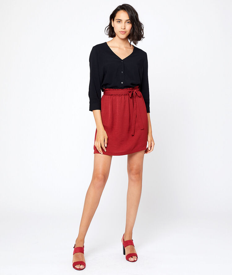 Blusa cuello en v abotonada negro.