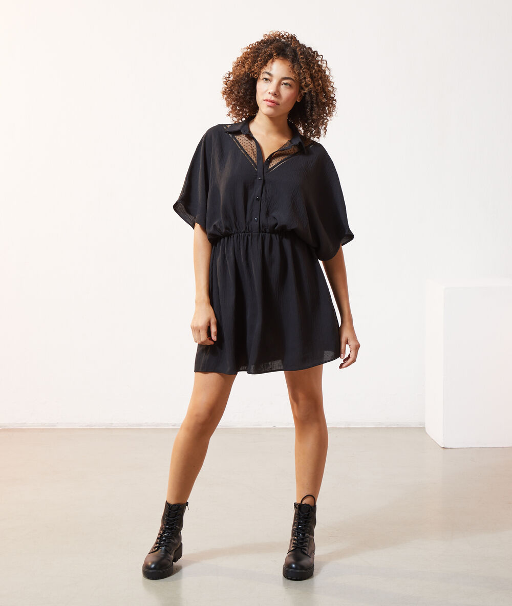 Vestido camisero negro.