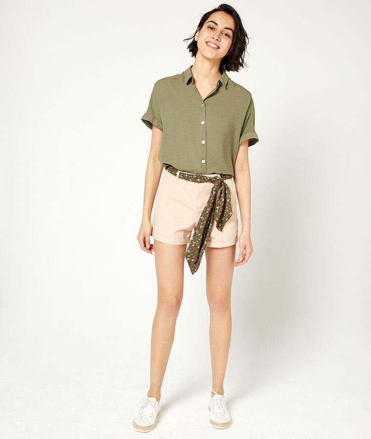 Pantalón recto con cinturón pañuelo maquillaje.