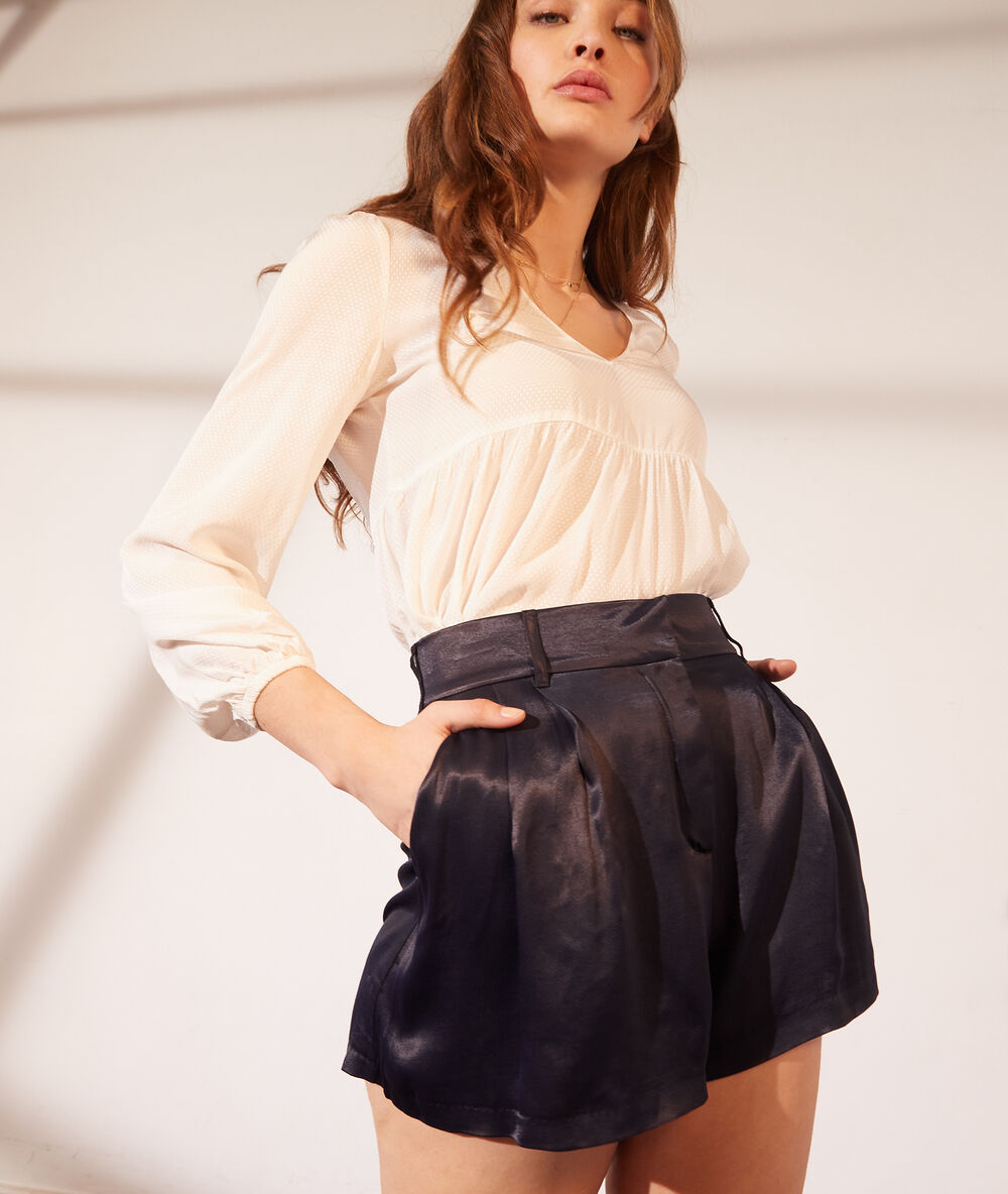 Pantalón corto de satén azul marino.