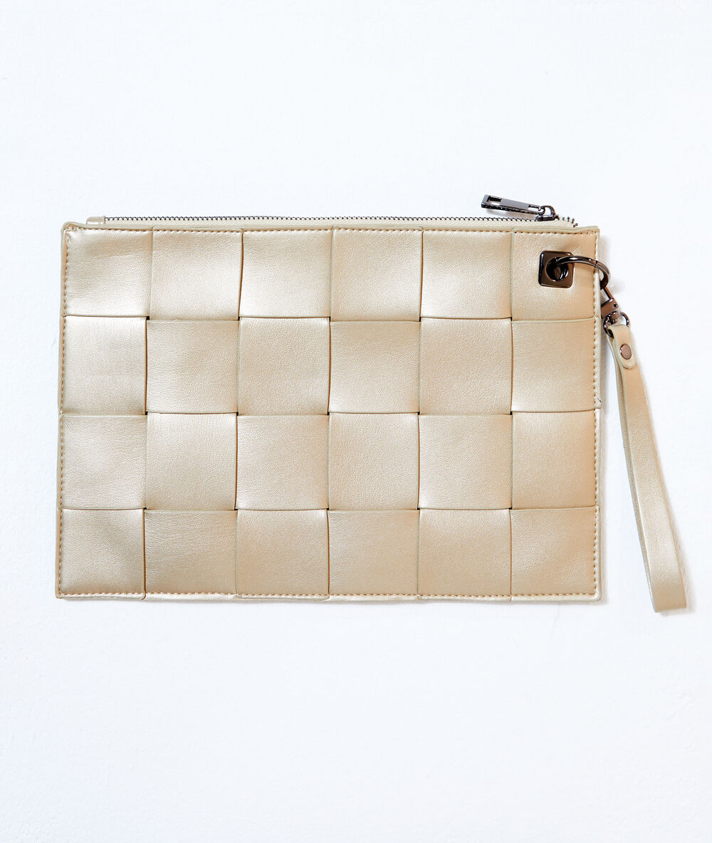 Bolso tipo cartera trenzado oro.