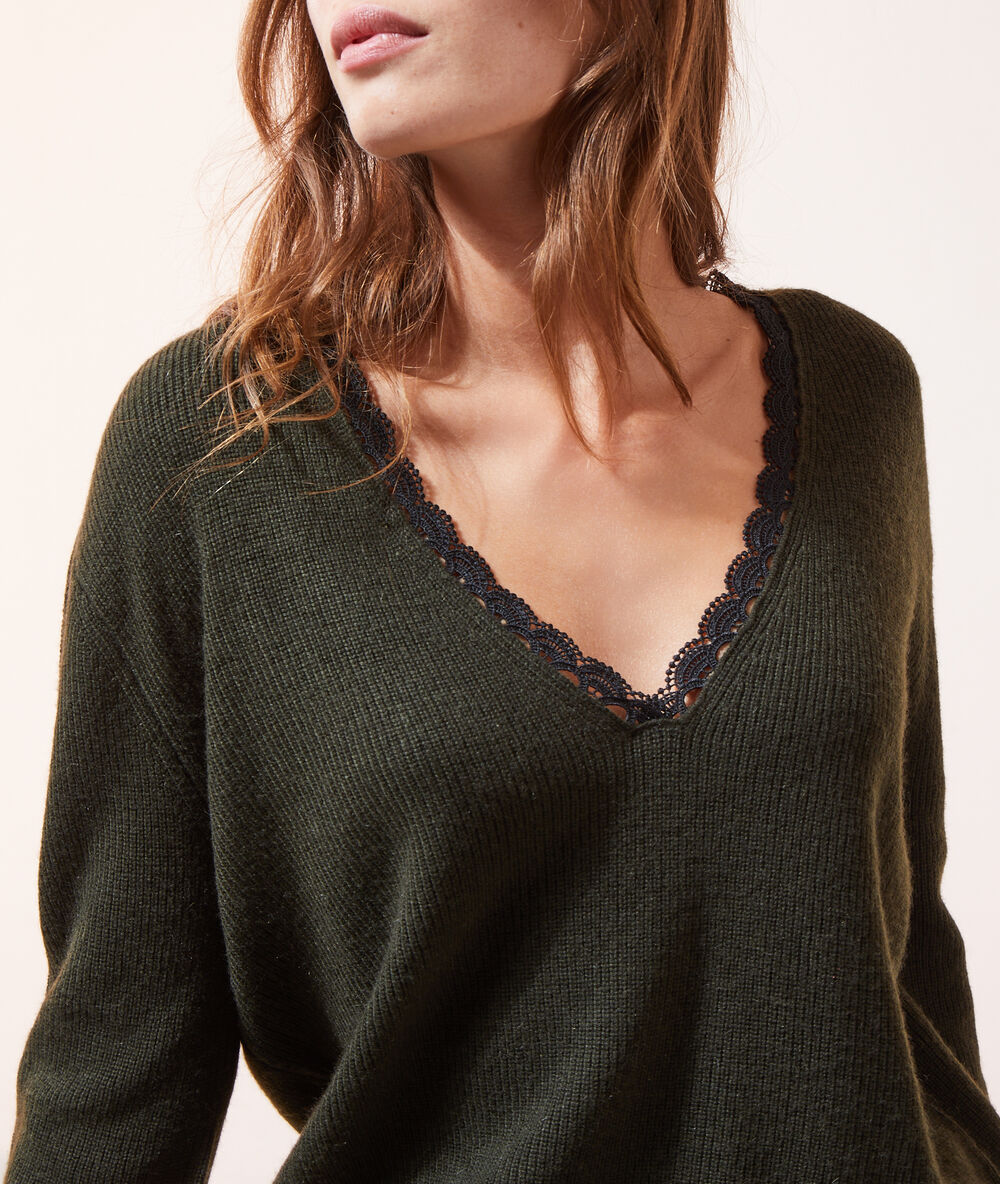 Pull col v détails dentelle sapin.