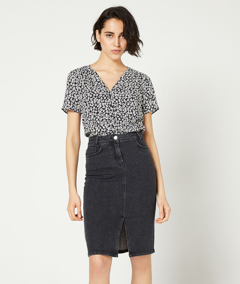 Blusa estampado floral negro.